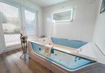 Location vacances Fort William - Ben View Room and Jacuzzi Bath-2
