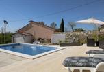 Location vacances Svetvinčenat - Awesome Home In Fradelani With 4 Bedrooms, Wifi And Outdoor Swimming Pool-3