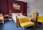 Location vacances Godalming - Comfortable and Spacious Double En-suite Room-1