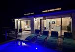 Location vacances  Palm Island ou Ile Prune - New| modern ocean view villa| 3 mins walk to Beach-3