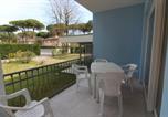 Location vacances  Province d'Udine - Coastal villa in Lignano Riviera-1