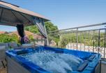 Location vacances Ploče - Awesome Home In Ploce With Jacuzzi-1