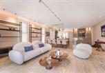 Location vacances  Le mur des lamentations - Holysuite David's Village Luxury Duplex-4