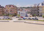 Location vacances  Province de Macerata - Beachfront with Ac & Private Parking by Hosthero-2