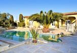Location vacances Beaucaire - Cozy Home In Jonquière Saint Vincen-1