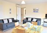 Location vacances Cavalaire-sur-Mer - Appartement T3 lumineux avec terrasse, climatisation, garage et Wifi à 2 pas des plages - Cavalaire - Fr-1-226b-34-3