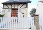 Location vacances Cabourg - Maison Cozy au Coeur de Cabourg avec Terrasse, Proche Plage, pour 4 Pers., Animaux Acceptés - Fr-1-487-328-1
