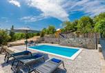 Location vacances Podbablje - Holiday home Green Paradise with pool-2