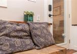 Location vacances Victoria - 2 Bedroom 1 Bath On An Oak Tree Lined End Street On The Galloping Goose-4