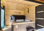 Location vacances  Ariège - Chalet chaleureux à Orlu avec Jacuzzi et vue sur la montagne-1
