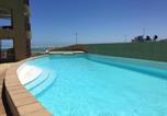 Location vacances Gordon's Bay - 3 Bed 3 Bath Opulent Apartment on the Beach with Sea and Mtn Views-2