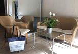 Location vacances Gare SNCF de Saint-Raphaël Valescure - 2 Pièces avec Balcon et Terrasse - Plage à 50m - Clim, Wifi, Parking - Fr-1-466a-17-4