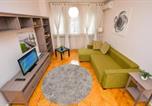 Location vacances  Musee du Village Bucarest - Unirii - Luxury Shabbat Apartments-1