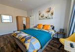 Location vacances Hounslow - Large Studio with Private Kitchen and Bathroom-2