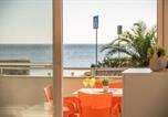 Location vacances Ličko-Senjska - Sea breeze, beachfront apartment-1