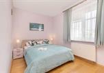 Location vacances  Pologne - Sunny Apartment with Parking on the Green and Friendly Estate by Rent like home-3