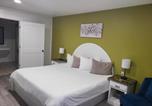 Hôtel Helen - Blue Sky Inn- Complimentary Happy Hour Th-Sun, Veteran owned, Full Breakfast, Best green space, 1 mile from Blue Ridge, Fire Pit-1