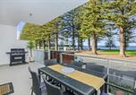 Location vacances  Granite Island - Luxury beachfront apartment at The Breeze - Free Wifi-1