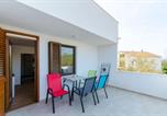 Location vacances  Plaine de Stari Grad - Apartments Lada-2