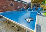 Location vacances Newport - Jennifer's Chic Downtown City Views Private Deck-4