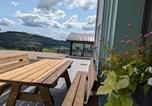 Location vacances Plombières-les-Bains - Gîte avec piscine chauffée, spa et vue sur la vallée - Fr-1-589-655-3