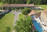 Hôtel Cholet - Chambre studio au Bord de la Piscine chauffée et privée pour vous le soir !-1
