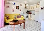 Location vacances  Embarquement pour &quote;Le Toumelin&quote; - Appartement F3 Vue Marina Les Trois-Ilets - Fr-1-765-36-2