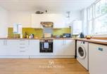 Location vacances  Gare de Newport - Modern Contractor Home - Parking-4
