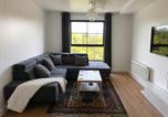 Location vacances  Gare de Slough - Chic Slough Apartment with 2 Bedrooms-1