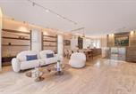 Location vacances  Le mur des lamentations - Holysuite David's Village Luxury Duplex-3