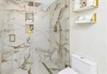 Location vacances Hollywood - Elegant Beachfront Two-Bedroom Residence with Ocean Views-4