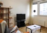 Location vacances  Seine-Saint-Denis - Bright apartment just steps from the park-4