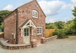 Location vacances  Gare de Crewe - The Coach House-1