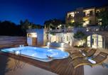 Location vacances Tučepi - Apartments and rooms with a swimming pool Tucepi, Makarska - 6817-1