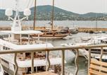 Location vacances Saint-Tropez - Le Quai, vue sur le port de Saint-Tropez-2