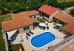 Location vacances Lišane Ostrovičke - Family friendly house with a swimming pool Benkovac, Zagora - 25209-1