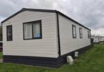 Location vacances South Cerney - Holiday Park Home with Private Hot Tub-4
