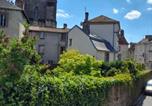 Location vacances  Haute-Vienne - Belle maison de ville dans le quartier historique paisible de la ville avec terrasse privée ensoleillée-1