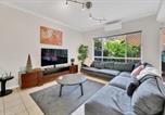 Location vacances Toowong - Tranquil 3-Bed Unit with Lush Garden Views-1