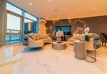 Location vacances Cardiff - Luxury 2 Bedroom Apartment with Terrace & Jacuzzi-1