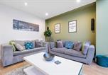 Location vacances  Gare de Slough - Bright & Spacious 3-Bed, 2-Bath Home in Graylands Close-1