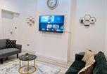 Location vacances  Gare de Newport - Brand new 4 bedroom house in Newport Free parking-1
