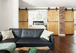 Location vacances  Canada - Wood-Rich Niagara Loft close to Queen Street-1