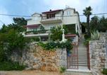 Location vacances  Plaine de Stari Grad - Apartment and Room Darinka-1