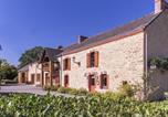 Hôtel Le Gâvre - Chambre rustique avec lit king-size, cheminée, petit-déjeuner et équipements pour enfants à Bouvron - Fr-1-306-1249-1