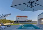 Location vacances Vrsi - Stunning Villa Marea with a private pool-4