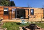 Location vacances Castle Cary - 2 Guests - Garden Retreat with Balcony Views-1