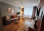 Location vacances  Aéroport de Bucarest - Golden Brown Comfort - Warm Bright 1br Apartment-1