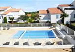 Location vacances Vaux-sur-Mer - Maison charmante à Vaux-sur-Mer avec piscine partagée-1