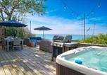 Location vacances Meriden - Chic Beach House: Waterfront, Vineyards, Hot Tub-4